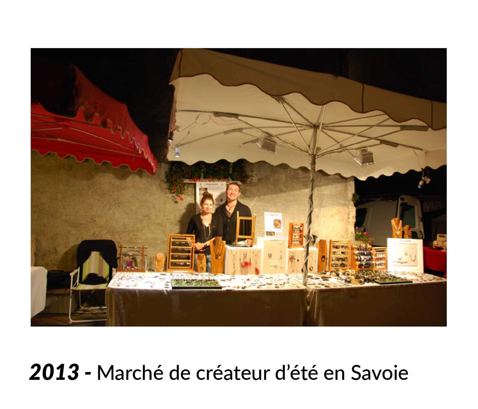 Photo du stand lors des marchés artisanaux en été en Savoie, bijoux de créateur. 